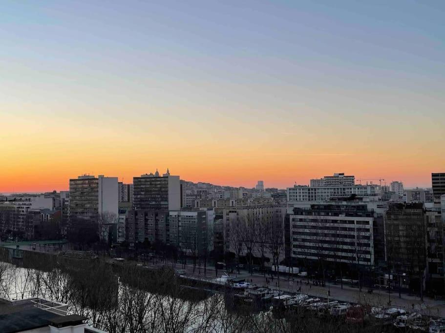 Sur Les Quais De Paris